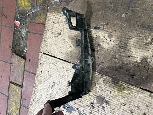 bontott VW GOLF V Motor Tartó Bak (Fém)