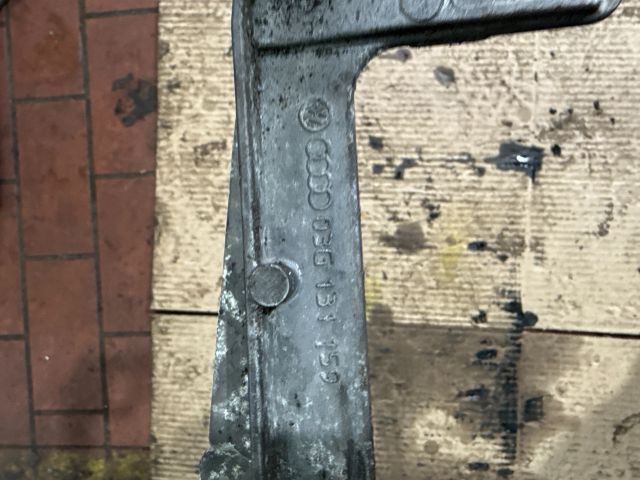 bontott VW GOLF V Motor Tartó Bak (Fém)