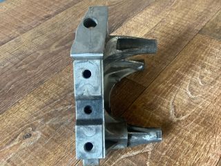 bontott VW GOLF V Motor Tartó Bak (Fém)