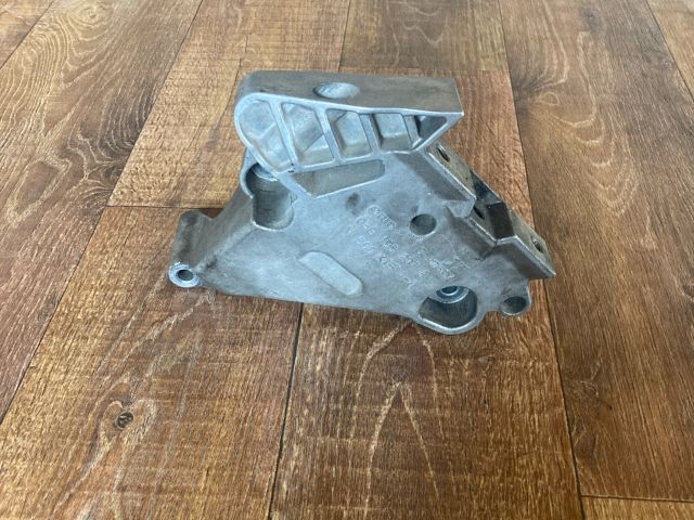 bontott VW GOLF V Motor Tartó Bak (Fém)