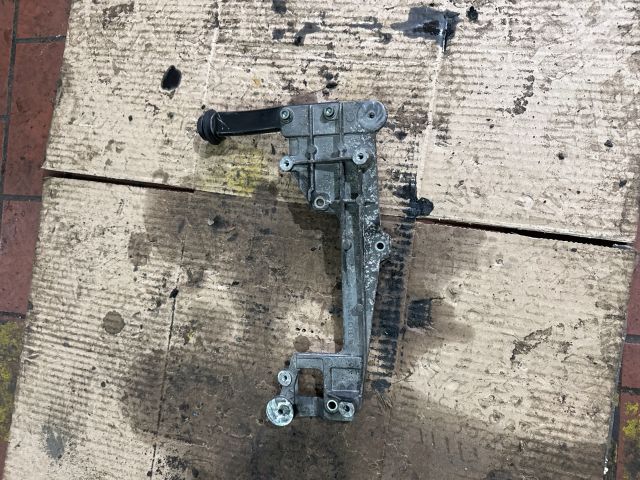 bontott VW GOLF V Motor Tartó Bak (Fém)