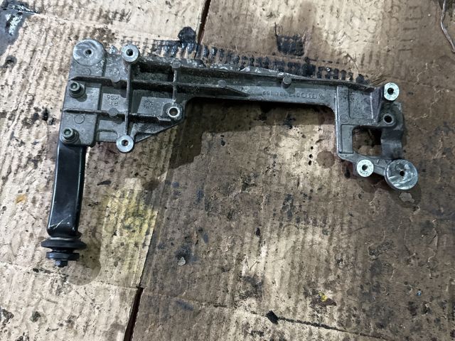 bontott VW GOLF V Motor Tartó Bak (Fém)