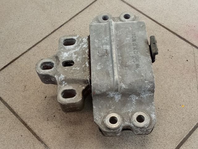 bontott VW GOLF V Motor Tartó Bak (Pozíciófüggetlen)