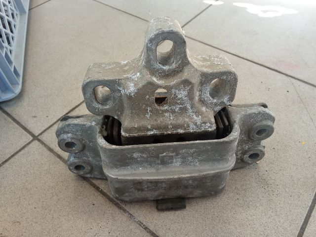 bontott VW GOLF V Motor Tartó Bak (Pozíciófüggetlen)