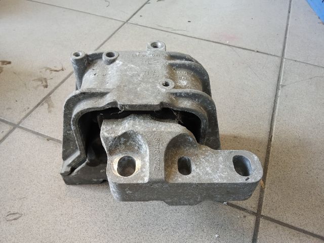 bontott VW GOLF V Motor Tartó Bak (Pozíciófüggetlen)