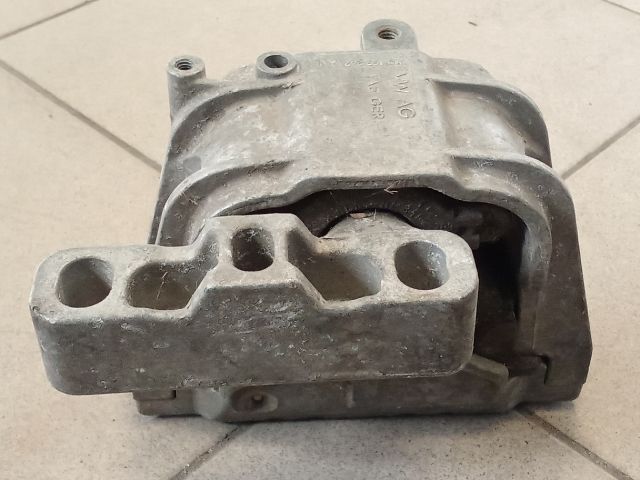 bontott VW GOLF V Motor Tartó Bak (Pozíciófüggetlen)