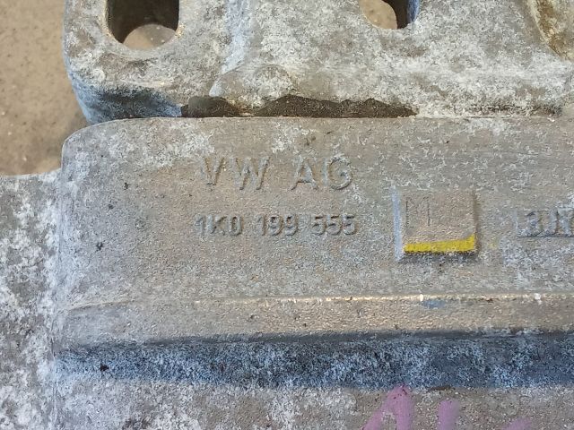 bontott VW GOLF V Motor Tartó Bak (Pozíciófüggetlen)