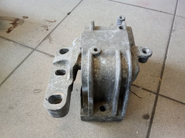 bontott VW GOLF V Motor Tartó Bak (Pozíciófüggetlen)