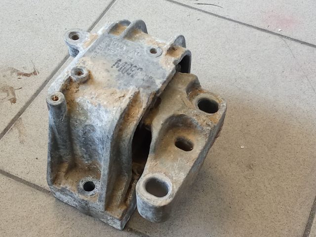 bontott VW GOLF V Motor Tartó Bak (Pozíciófüggetlen)