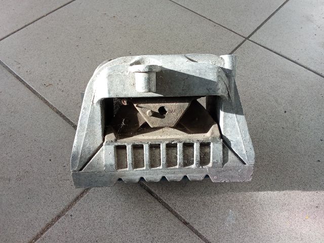 bontott VW GOLF V Motor Tartó Bak (Pozíciófüggetlen)