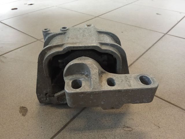 bontott VW GOLF V Motor Tartó Bak (Pozíciófüggetlen)