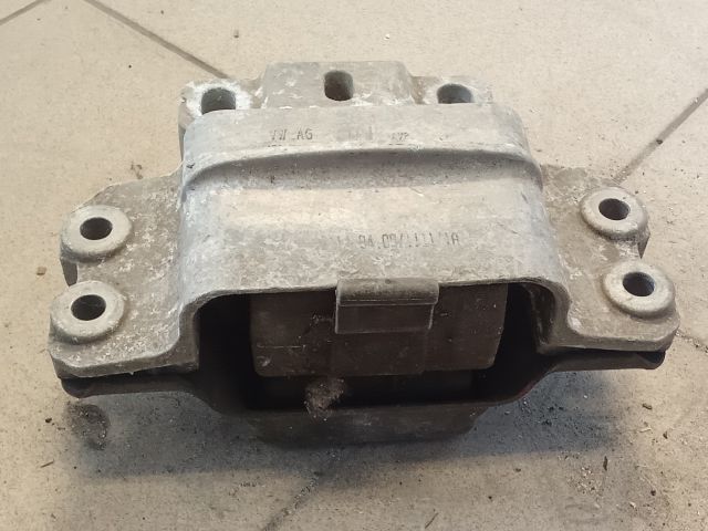 bontott VW GOLF V Motor Tartó Bak (Pozíciófüggetlen)