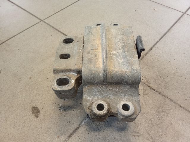 bontott VW GOLF V Motor Tartó Bak (Pozíciófüggetlen)