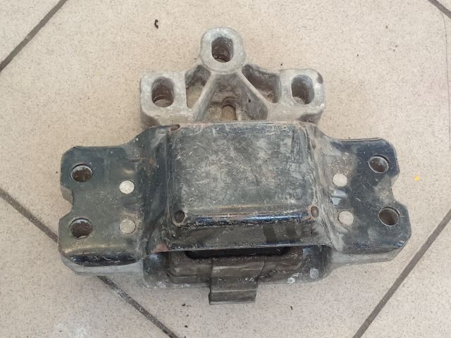 bontott VW GOLF V Motor Tartó Bak (Pozíciófüggetlen)