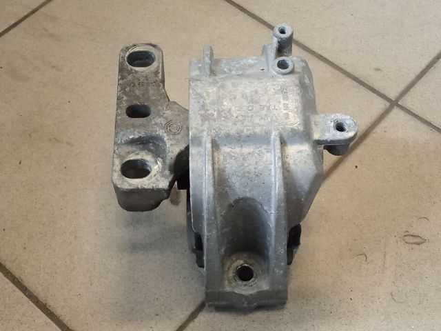 bontott VW GOLF V Motor Tartó Bak (Pozíciófüggetlen)