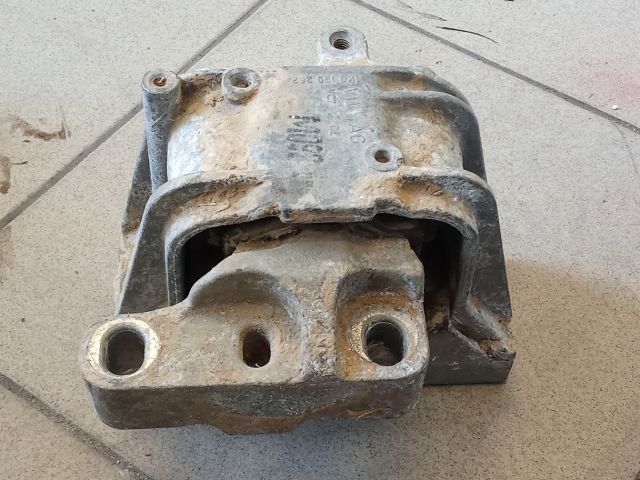 bontott VW GOLF V Motor Tartó Bak (Pozíciófüggetlen)