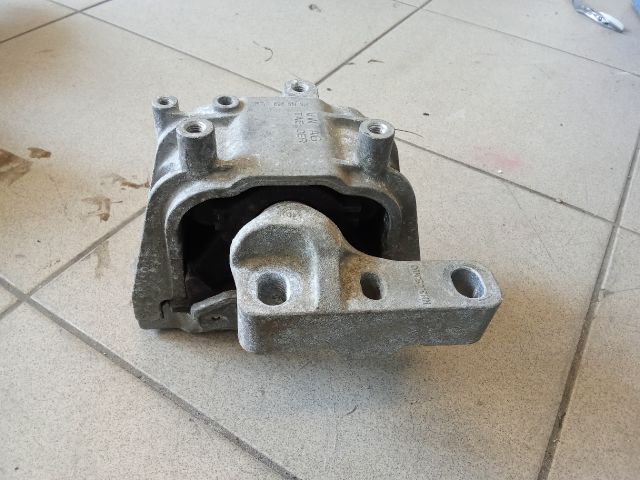 bontott VW GOLF V Motor Tartó Bak (Pozíciófüggetlen)