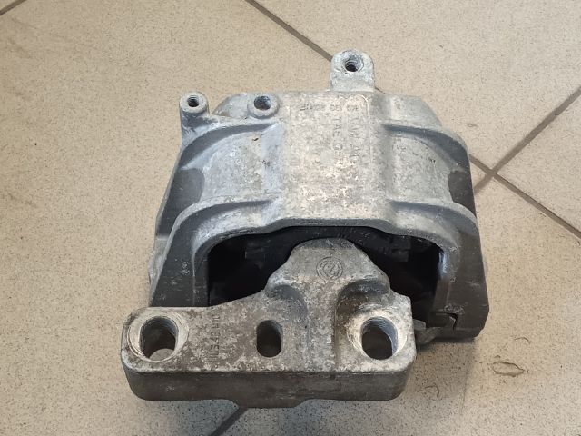 bontott VW GOLF V Motor Tartó Bak (Pozíciófüggetlen)