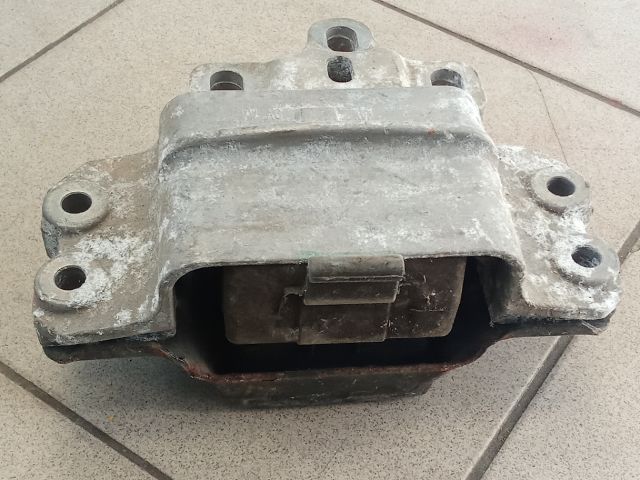 bontott VW GOLF V Motor Tartó Bak (Pozíciófüggetlen)