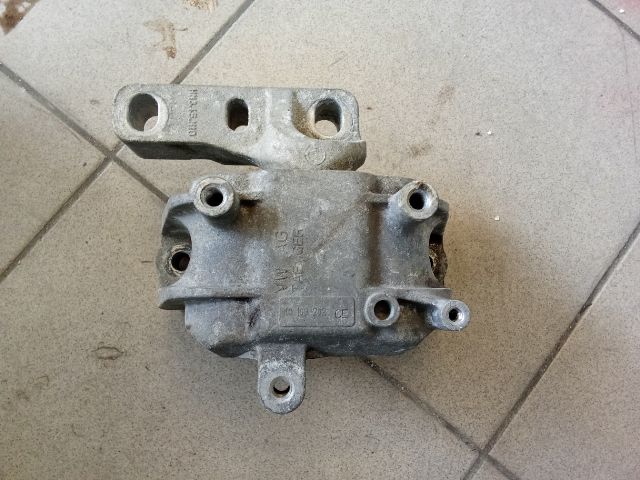 bontott VW GOLF V Motor Tartó Bak (Pozíciófüggetlen)