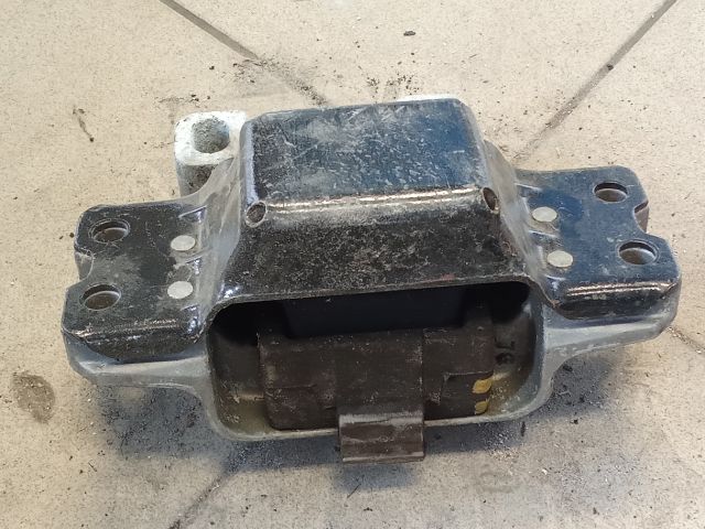 bontott VW GOLF V Motor Tartó Bak (Pozíciófüggetlen)