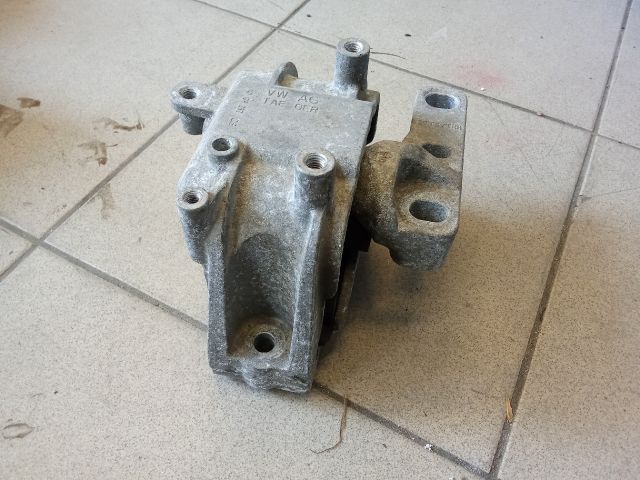 bontott VW GOLF V Motor Tartó Bak (Pozíciófüggetlen)