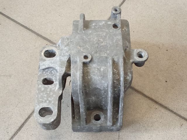 bontott VW GOLF V Motor Tartó Bak (Pozíciófüggetlen)