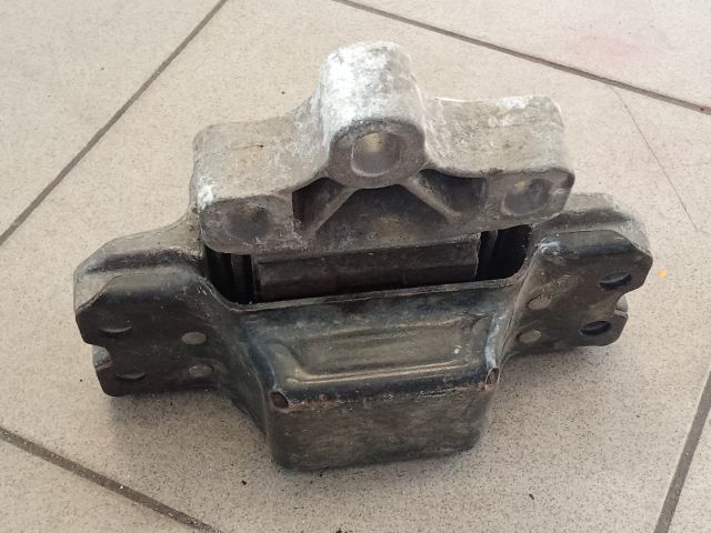 bontott VW GOLF V Motor Tartó Bak (Pozíciófüggetlen)