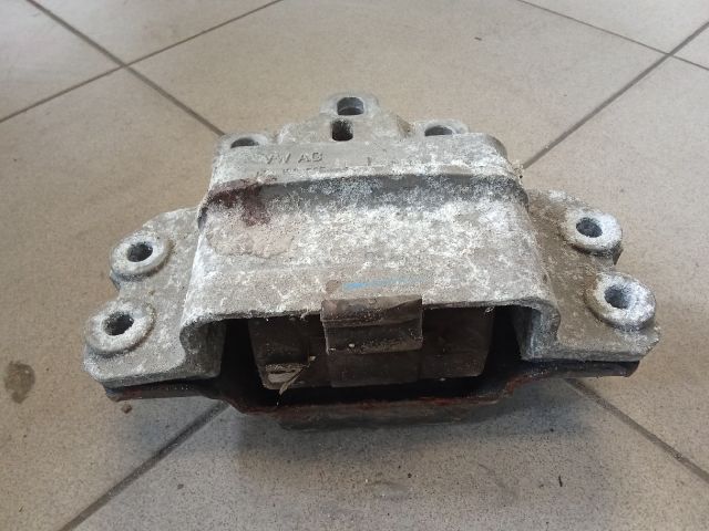 bontott VW GOLF V Motor Tartó Bak (Pozíciófüggetlen)