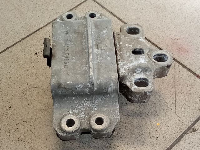 bontott VW GOLF V Motor Tartó Bak (Pozíciófüggetlen)