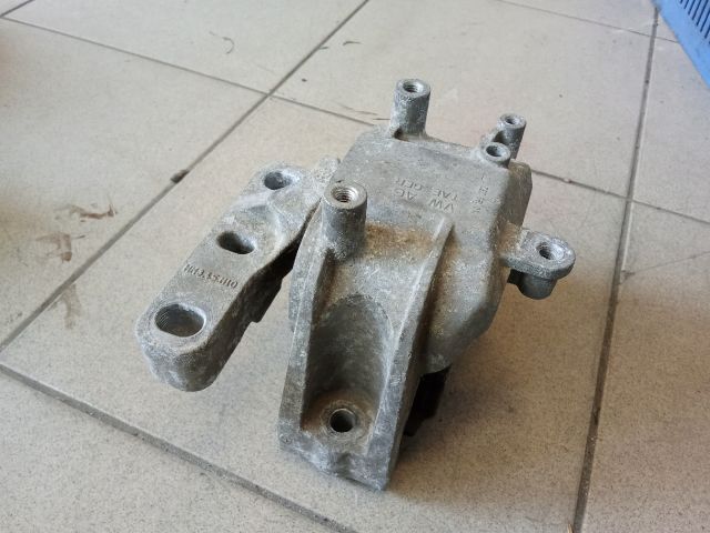 bontott VW GOLF V Motor Tartó Bak (Pozíciófüggetlen)