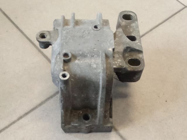 bontott VW GOLF V Motor Tartó Bak (Pozíciófüggetlen)