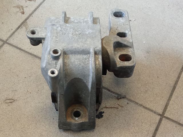 bontott VW GOLF V Motor Tartó Bak (Pozíciófüggetlen)