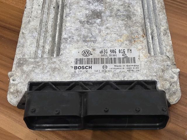 bontott VW GOLF V Motorvezérlő