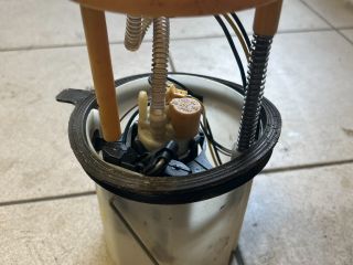 bontott VW GOLF V Üzemanyag Szivattyú