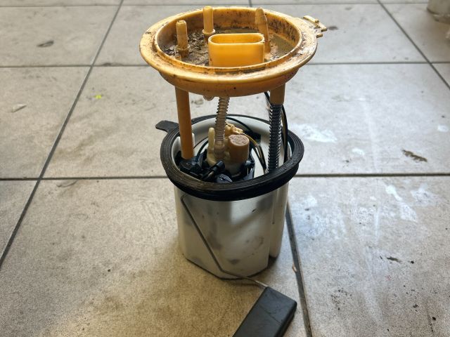 bontott VW GOLF V Üzemanyag Szivattyú