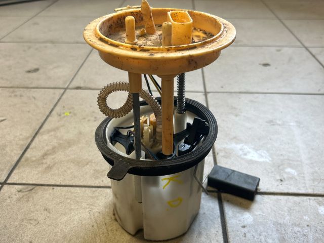 bontott VW GOLF V Üzemanyag Szivattyú