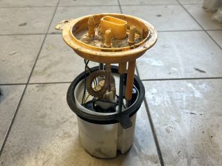 bontott VW GOLF V Üzemanyag Szivattyú