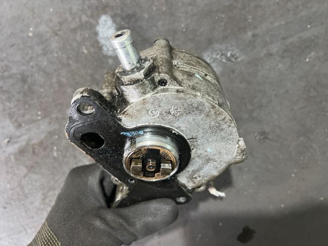 bontott VW GOLF V Vákumpumpa