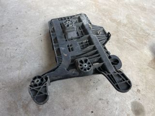 bontott VW GOLF V Akkumulátor Tartó