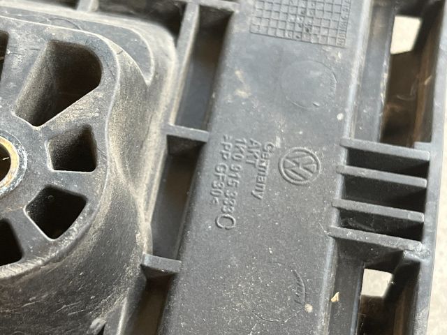 bontott VW GOLF V Akkumulátor Tartó