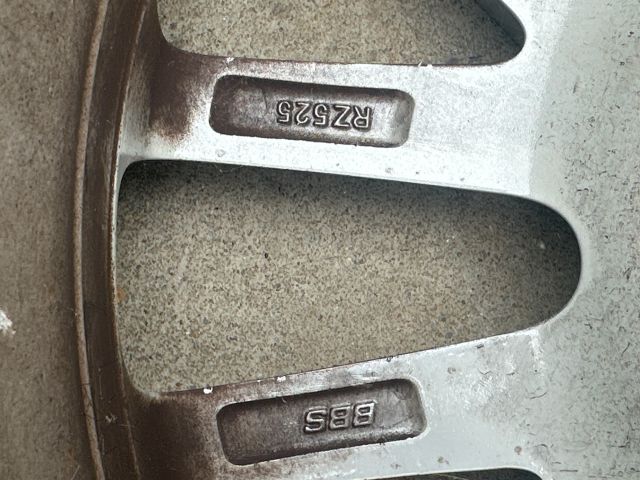 bontott VW GOLF V Alufelni Szett Gumival