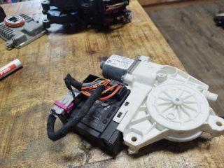 bontott VW GOLF V Bal első Ablakemelő Motor