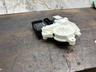 bontott VW GOLF V Bal első Ablakemelő Motor