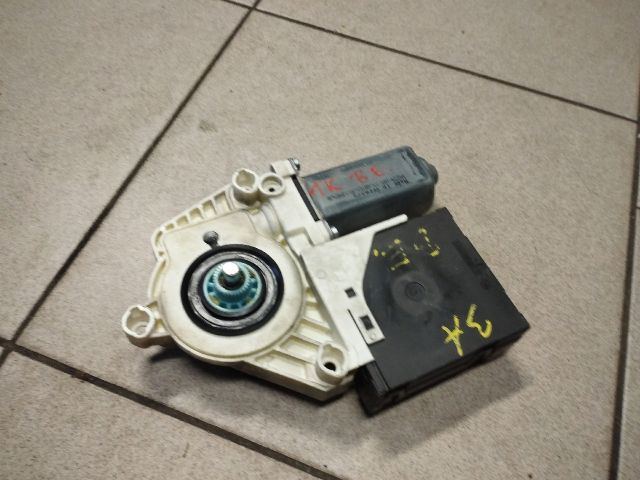 bontott VW GOLF V Bal első Ablakemelő Motor