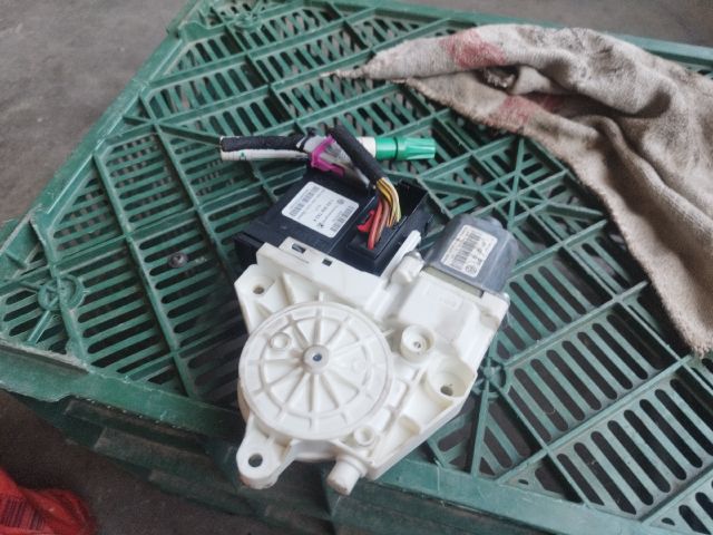 bontott VW GOLF V Bal első Ablakemelő Motor