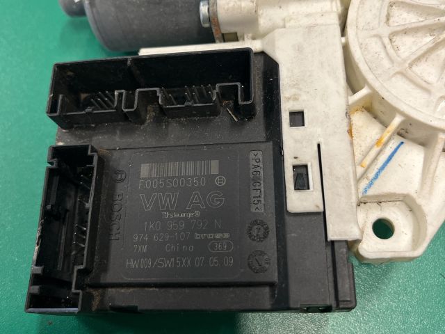 bontott VW GOLF V Bal első Ablakemelő Motor