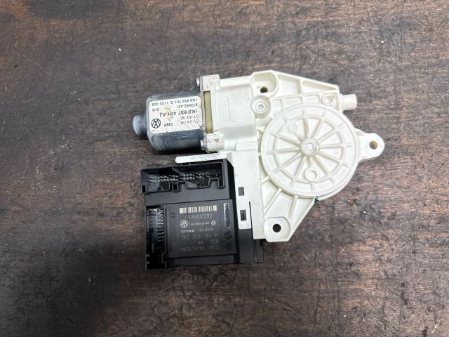 bontott VW GOLF V Bal első Ablakemelő Motor