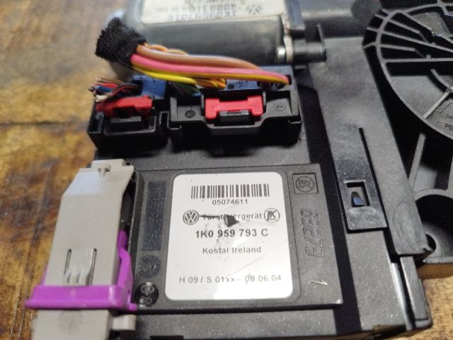 bontott VW GOLF V Bal első Ablakemelő Motor