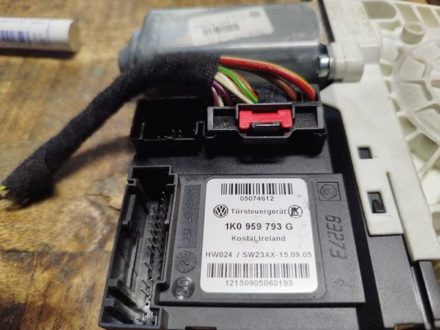 bontott VW GOLF V Bal első Ablakemelő Motor